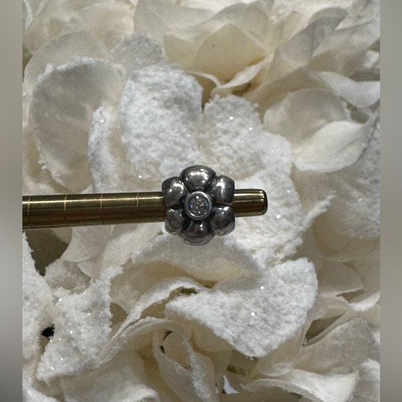 Authentic Pandora Silver Flower Charm with Clear CZ
Sterling silver - Picture 1 of 3